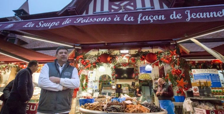 Dégustation sur place de poissons à Trouville-Sur-Mer